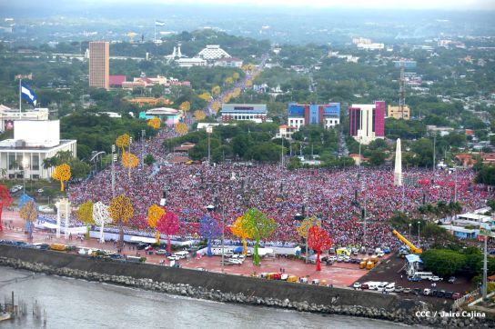 Plaza llena! Pueblo se desborda para celebrar el 36/19 en la Plaza La Fé