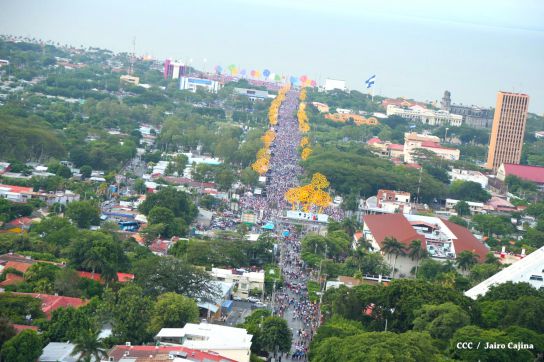 Plaza llena! Pueblo se desborda para celebrar el 36/19 en la Plaza La Fé