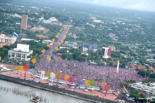 Plaza llena! Pueblo se desborda para celebrar el 36/19 en la Plaza La Fé