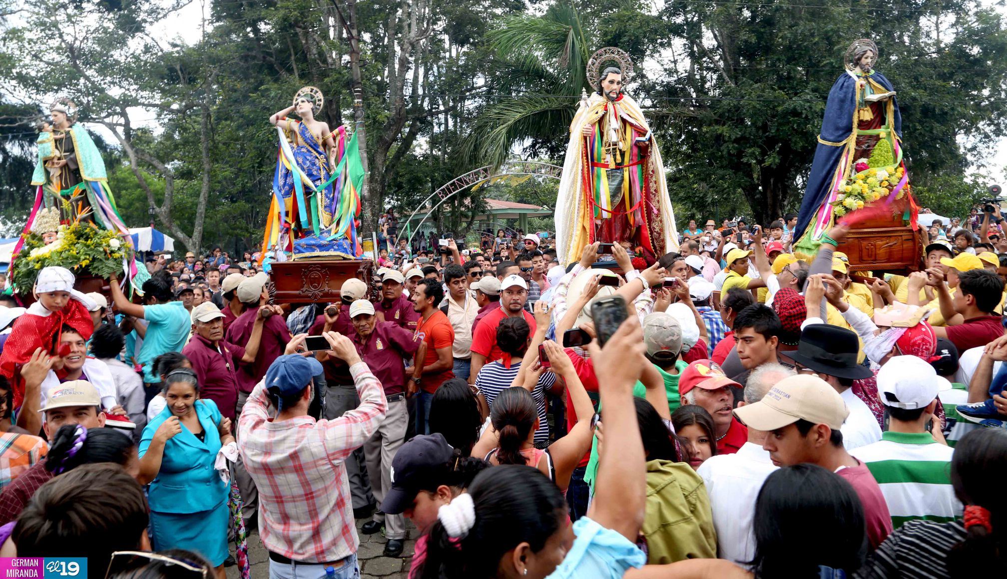 Tope de Santos reúne a miles en Dolores