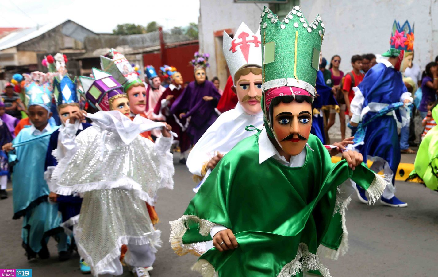Tope de Santos reúne a miles en Dolores