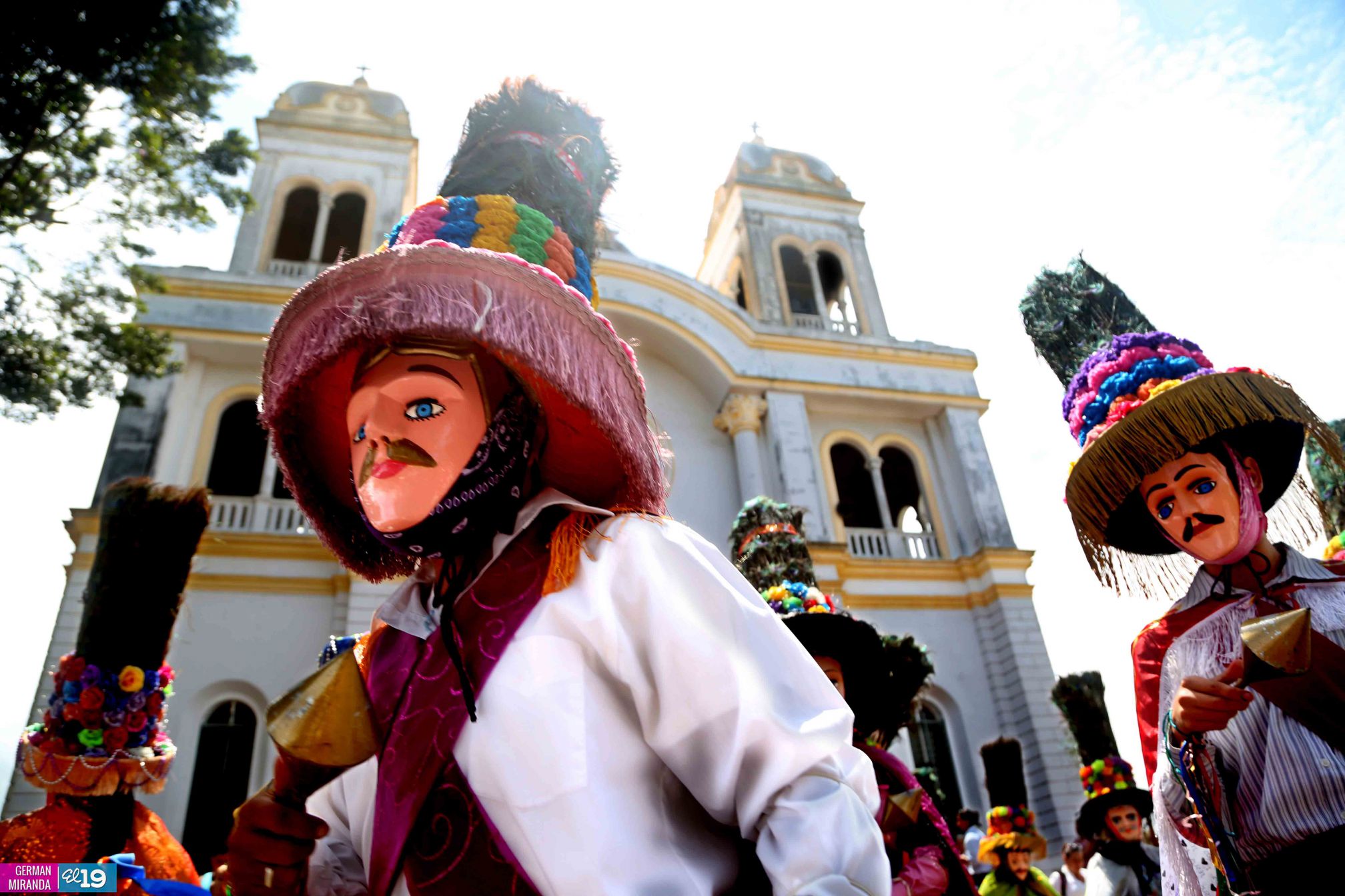 Tope de Santos reúne a miles en Dolores