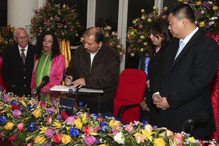 Presidente Daniel firma con HKND Group convenio marco para la construcción del Gran Canal