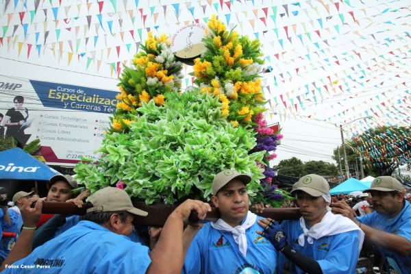 Managuas peregrinan colmados de fervor, amor y alegría en la tradicional bajada de Santo Domingo de Guzmán
