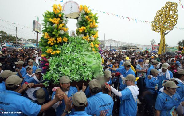 Managuas peregrinan colmados de fervor, amor y alegría en la tradicional bajada de Santo Domingo de Guzmán