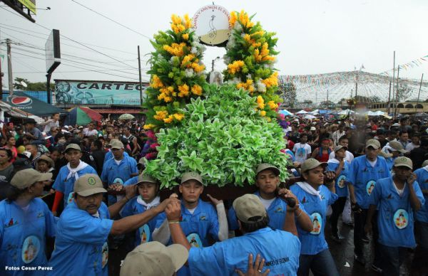 Managuas peregrinan colmados de fervor, amor y alegría en la tradicional bajada de Santo Domingo de Guzmán