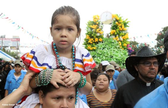 Managuas peregrinan colmados de fervor, amor y alegría en la tradicional bajada de Santo Domingo de Guzmán