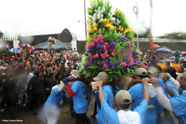 Managuas peregrinan colmados de fervor, amor y alegría en la tradicional bajada de Santo Domingo de Guzmán