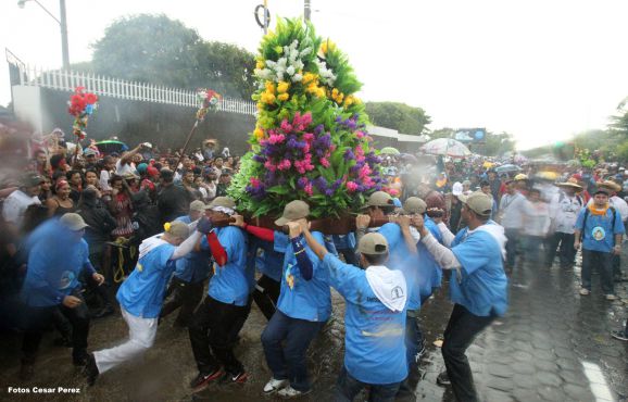 Managuas peregrinan colmados de fervor, amor y alegría en la tradicional bajada de Santo Domingo de Guzmán