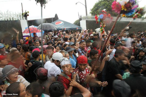 Managuas peregrinan colmados de fervor, amor y alegría en la tradicional bajada de Santo Domingo de Guzmán