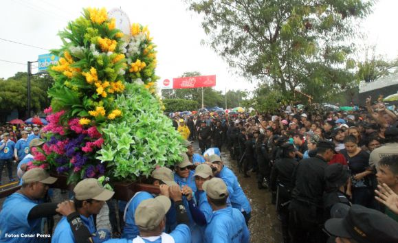 Managuas peregrinan colmados de fervor, amor y alegría en la tradicional bajada de Santo Domingo de Guzmán