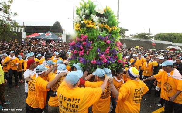 Managuas peregrinan colmados de fervor, amor y alegría en la tradicional bajada de Santo Domingo de Guzmán