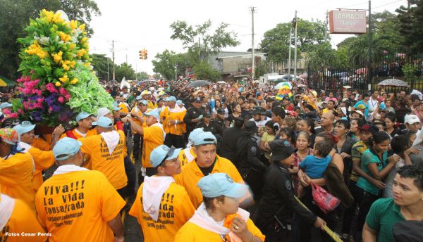 Managuas peregrinan colmados de fervor, amor y alegría en la tradicional bajada de Santo Domingo de Guzmán