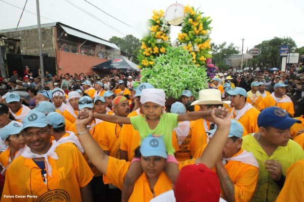 Managuas peregrinan colmados de fervor, amor y alegría en la tradicional bajada de Santo Domingo de Guzmán