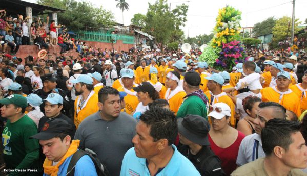Managuas peregrinan colmados de fervor, amor y alegría en la tradicional bajada de Santo Domingo de Guzmán