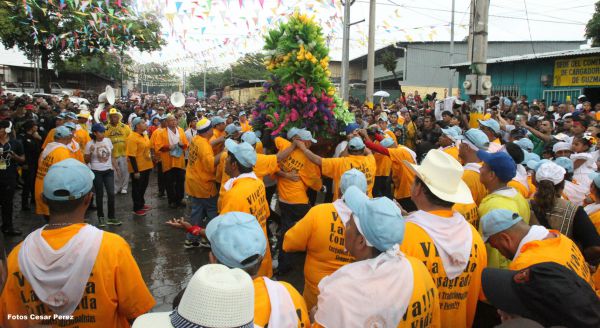 Managuas peregrinan colmados de fervor, amor y alegría en la tradicional bajada de Santo Domingo de Guzmán