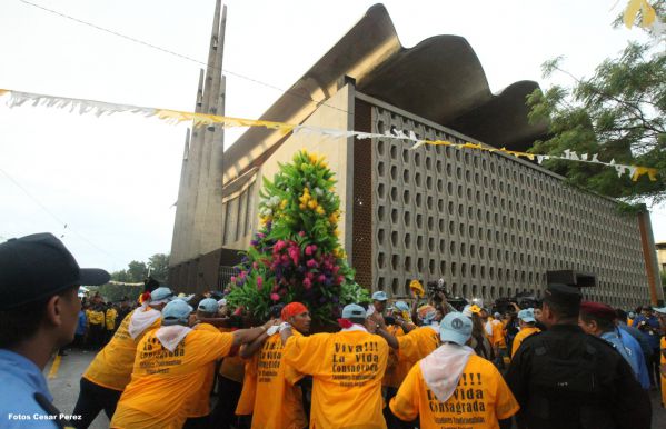 Managuas peregrinan colmados de fervor, amor y alegría en la tradicional bajada de Santo Domingo de Guzmán