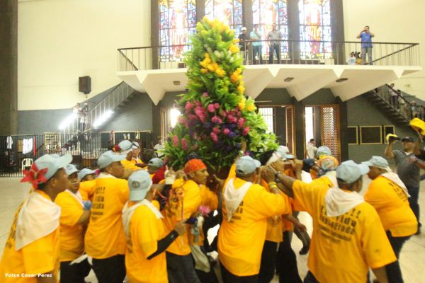 Managuas peregrinan colmados de fervor, amor y alegría en la tradicional bajada de Santo Domingo de Guzmán