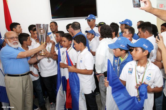 Nicaragua recibe con honores a peloteritos héroes de la Sub-12