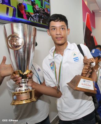 Nicaragua recibe con honores a peloteritos héroes de la Sub-12