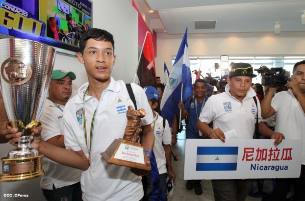 Nicaragua recibe con honores a peloteritos héroes de la Sub-12