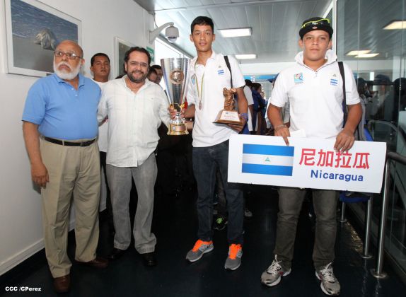 Nicaragua recibe con honores a peloteritos héroes de la Sub-12