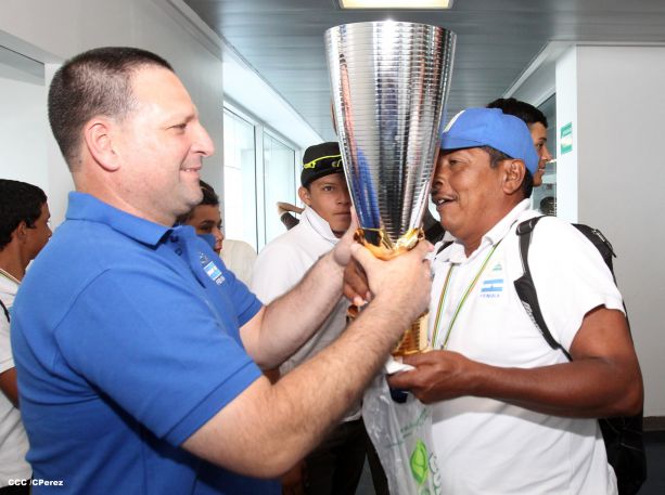 Nicaragua recibe con honores a peloteritos héroes de la Sub-12