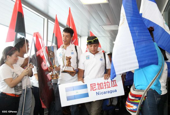 Nicaragua recibe con honores a peloteritos héroes de la Sub-12