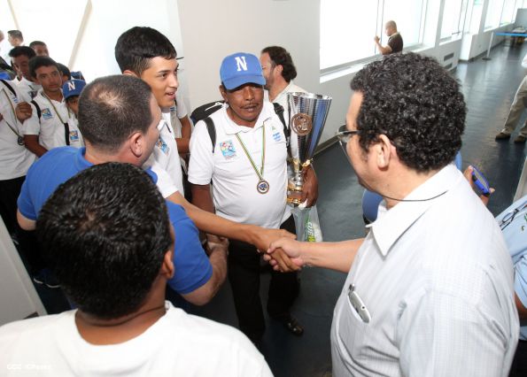 Nicaragua recibe con honores a peloteritos héroes de la Sub-12