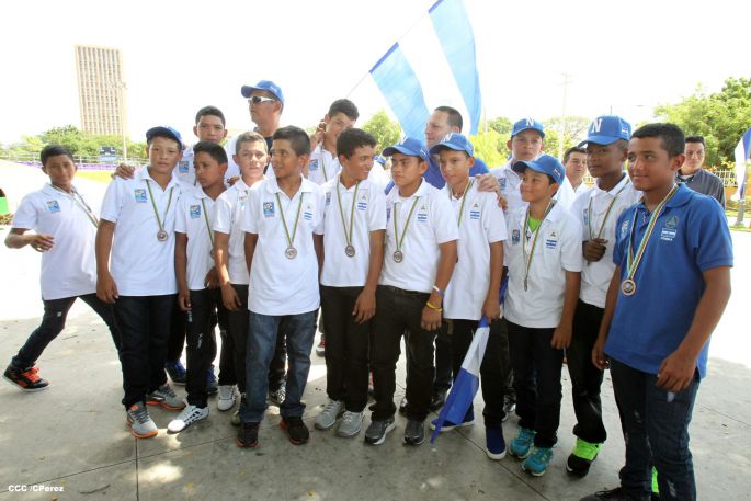 Nicaragua recibe con honores a peloteritos héroes de la Sub-12