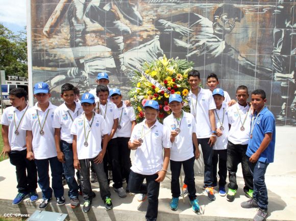 Nicaragua recibe con honores a peloteritos héroes de la Sub-12