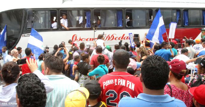 Nicaragua recibe con honores a peloteritos héroes de la Sub-12
