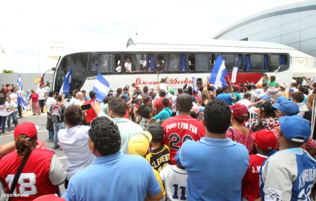 Nicaragua recibe con honores a peloteritos héroes de la Sub-12