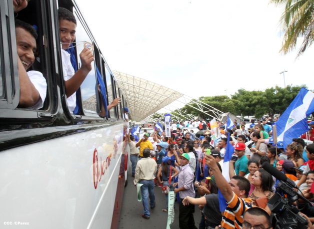 Nicaragua recibe con honores a peloteritos héroes de la Sub-12