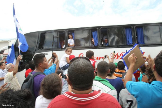 Nicaragua recibe con honores a peloteritos héroes de la Sub-12