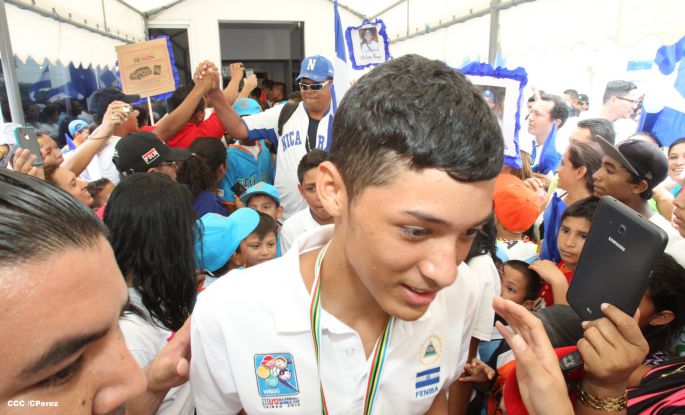 Nicaragua recibe con honores a peloteritos héroes de la Sub-12