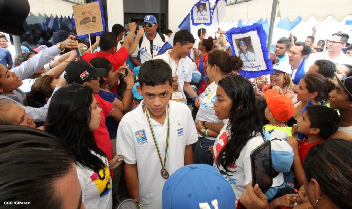 Nicaragua recibe con honores a peloteritos héroes de la Sub-12