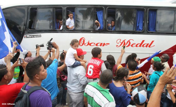 Nicaragua recibe con honores a peloteritos héroes de la Sub-12