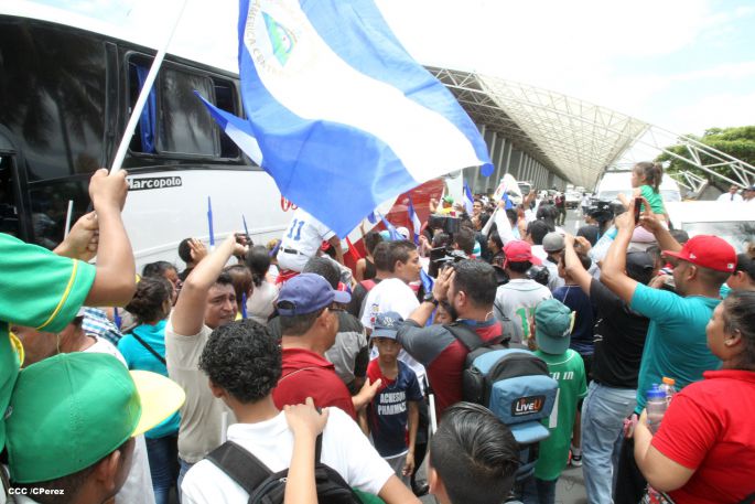 Nicaragua recibe con honores a peloteritos héroes de la Sub-12