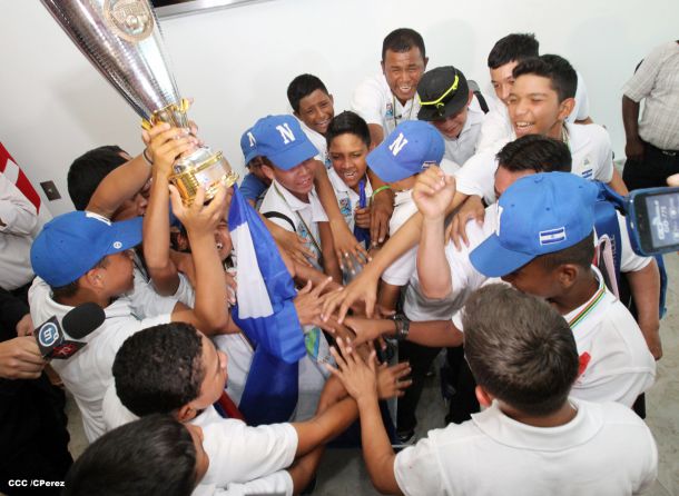 Nicaragua recibe con honores a peloteritos héroes de la Sub-12