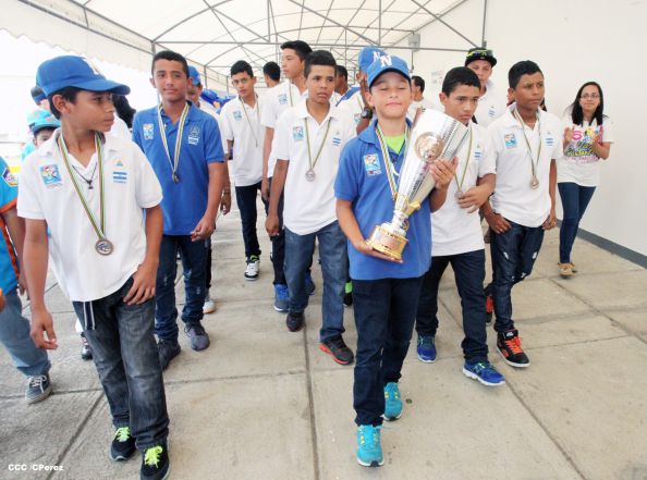 Nicaragua recibe con honores a peloteritos héroes de la Sub-12