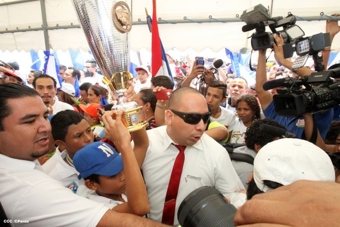 Nicaragua recibe con honores a peloteritos héroes de la Sub-12