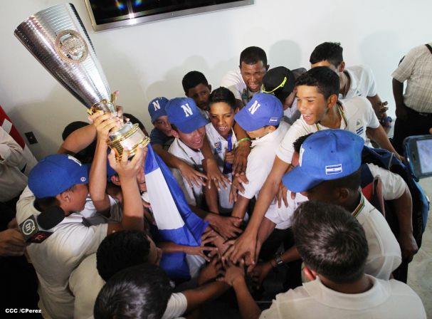 Nicaragua recibe con honores a peloteritos héroes de la Sub-12