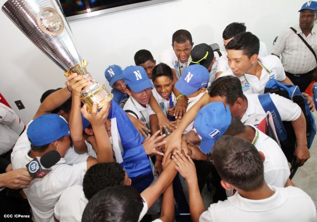 Nicaragua recibe con honores a peloteritos héroes de la Sub-12
