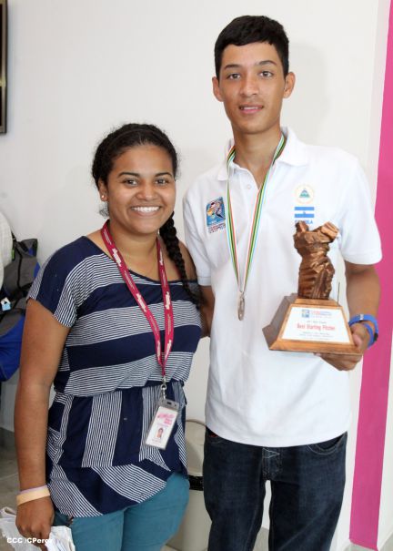 Nicaragua recibe con honores a peloteritos héroes de la Sub-12