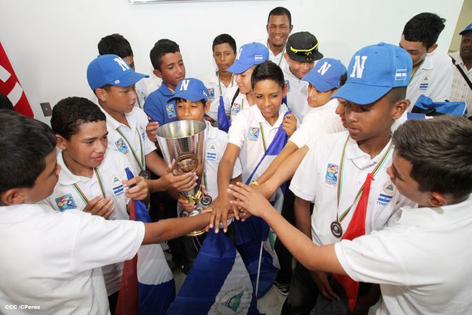 Nicaragua recibe con honores a peloteritos héroes de la Sub-12