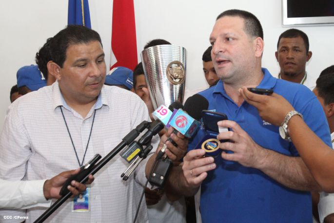 Nicaragua recibe con honores a peloteritos héroes de la Sub-12