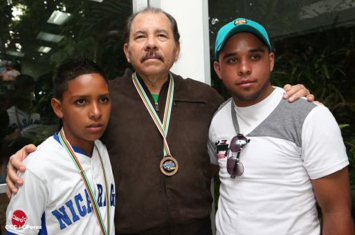 Presidente Daniel recibe a niños campeones de la selección sub-12 de béisbol