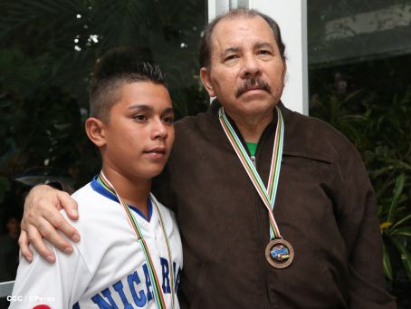 Presidente Daniel recibe a niños campeones de la selección sub-12 de béisbol