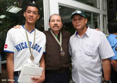 Presidente Daniel recibe a niños campeones de la selección sub-12 de béisbol
